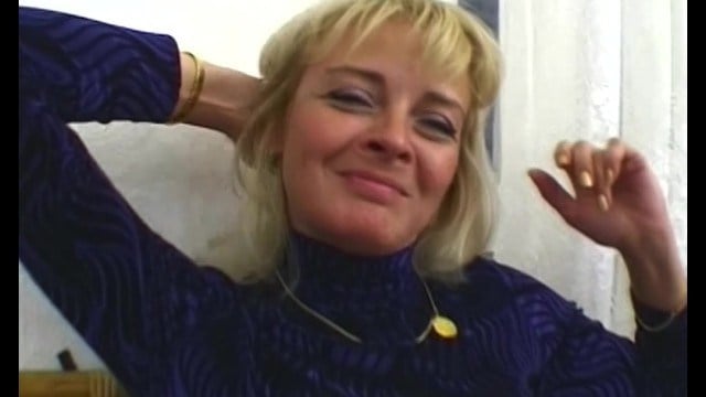 Горячая милфа блондинка сосет хуй партнера, а потом трахается с ним на полу